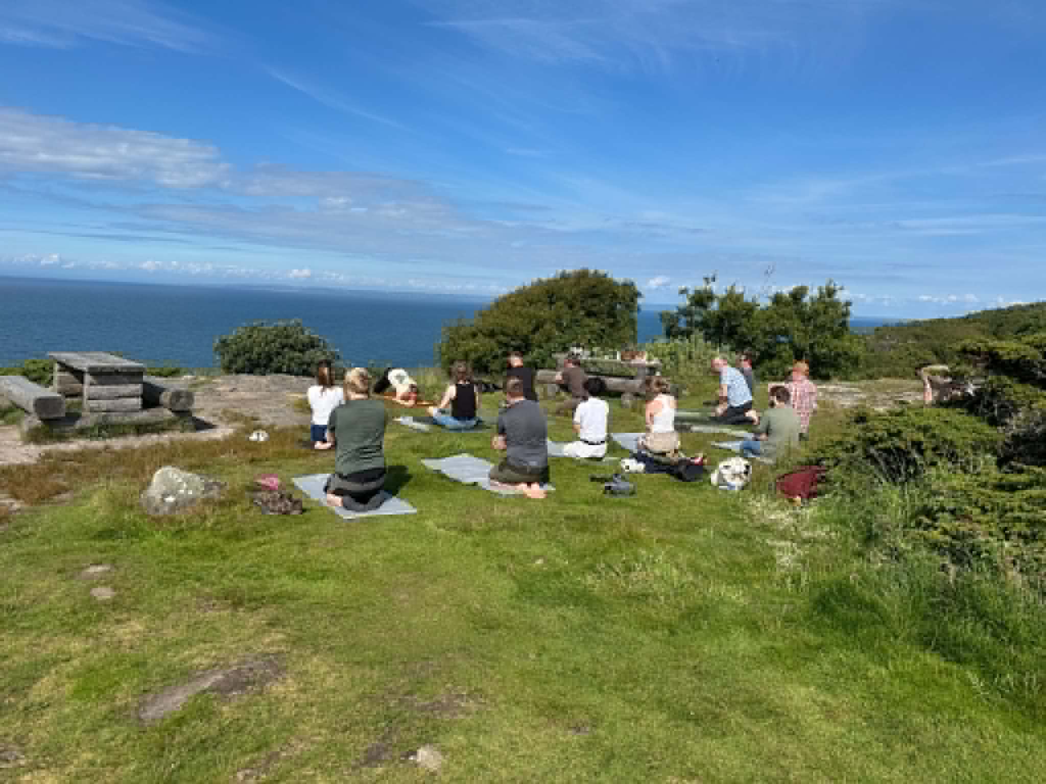 Yogagruppe med havudsigt på Kullen