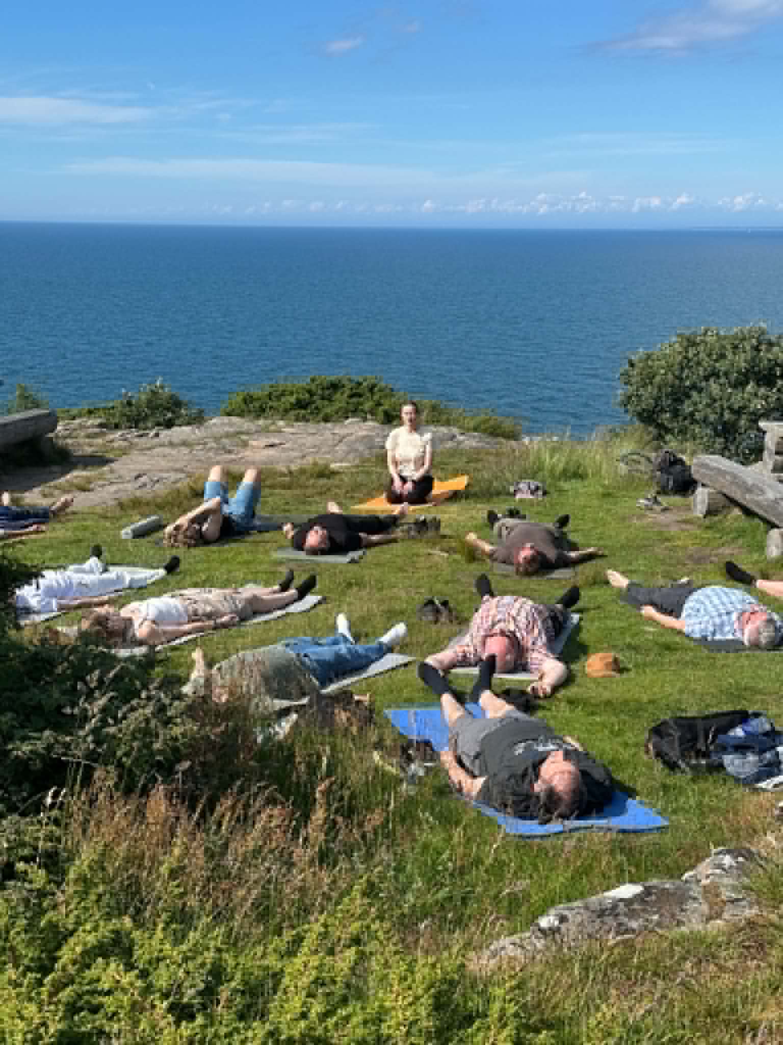 Susan leder yoga ved havet på Kullen